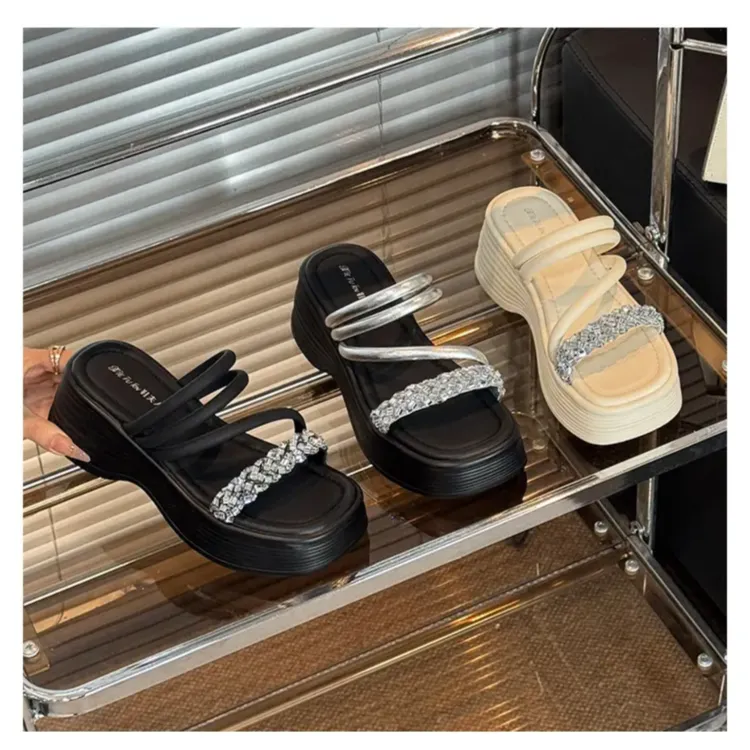 2025夏季新款厚底增高一字拖女外穿时尚百搭休闲露趾水钻凉拖鞋子