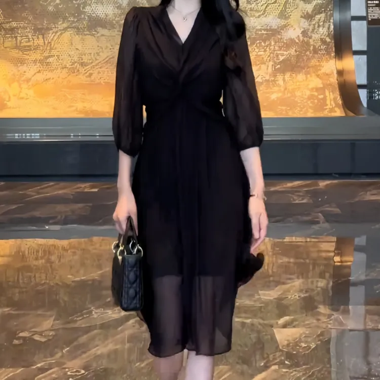 初秋中袖时尚气质风正肩褶皱黑色连衣裙性感休闲风收腰显瘦连衣裙