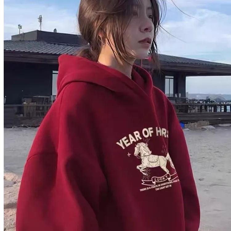 连帽卫衣女秋冬加绒加厚宽松慵懒风酒红色外套2026新年本命年上衣