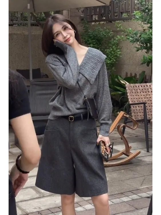 韩系早秋穿搭独特超好看慵懒松弛感洋气别致灰色翻领针织上衣短裤