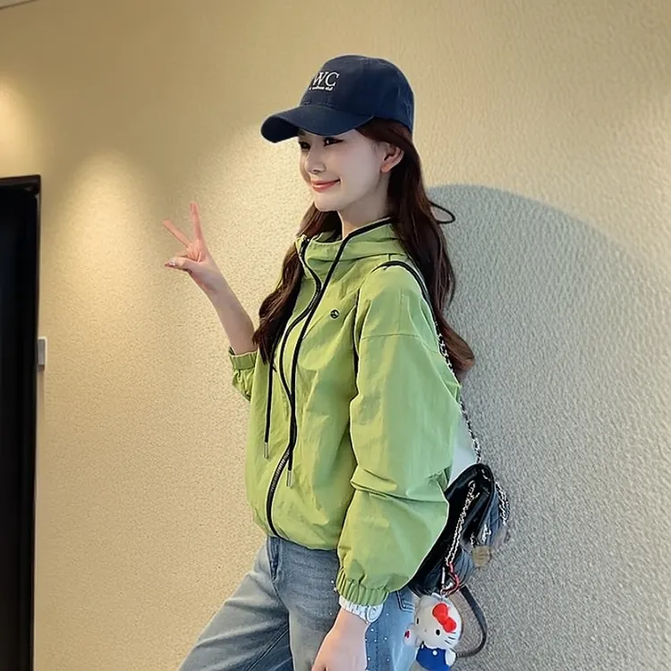 春夏户外休闲连帽冲锋衣外套女设计新款高级感时尚绿色短款上衣潮