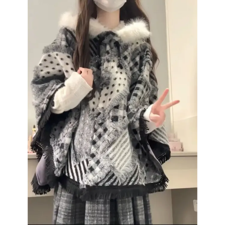 黑白格纹斗篷大衣宽松流苏连帽毛绒披肩外套女搭配半身裙两件套冬