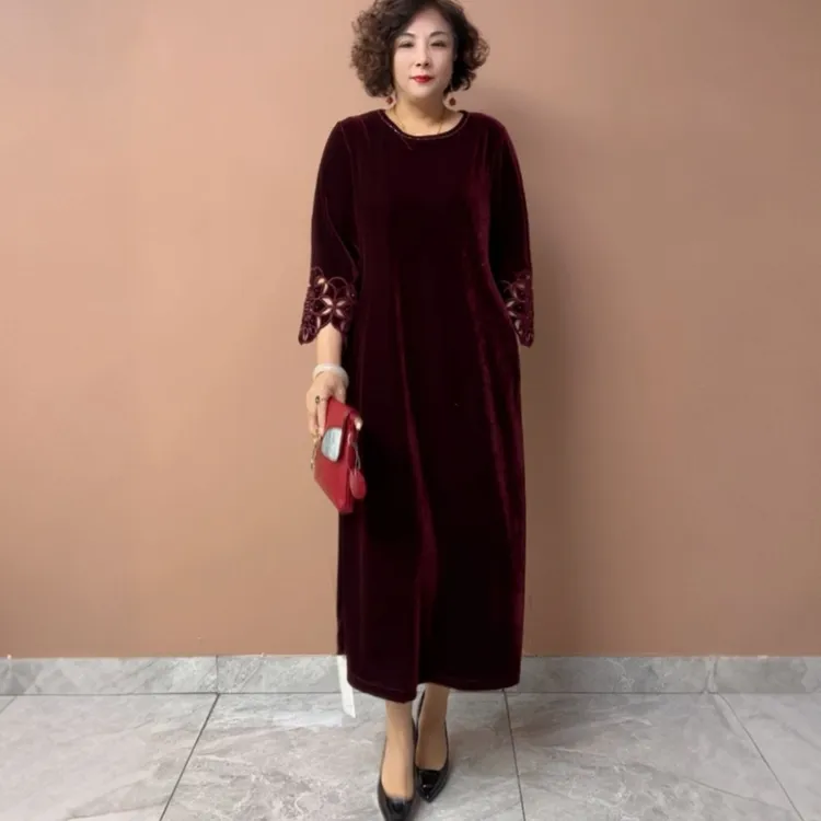 高端洋气年轻妈妈秋冬圆领刺绣连衣裙丝绒宽松大码遮肉过膝打底裙
