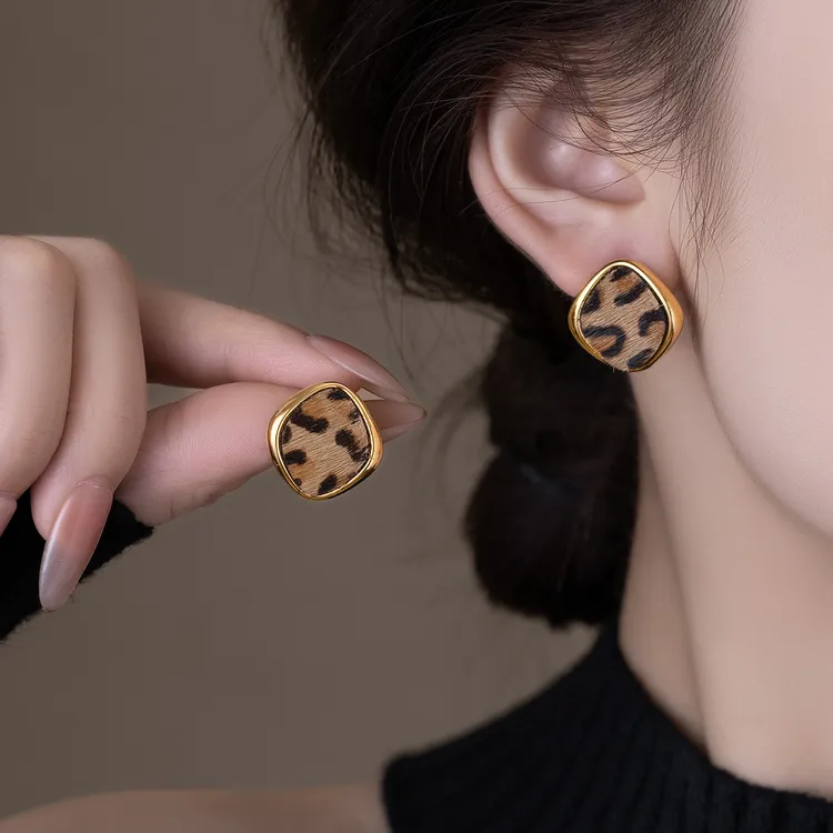 铜合金耳饰 秋冬百搭豹纹小耳钉女显气质时尚耳环小众设计感耳饰