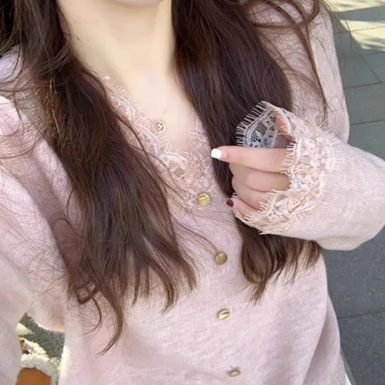 法式锁骨独特别致蕾丝拼接粉色毛衣女内搭秋冬v领针织打底衫上衣