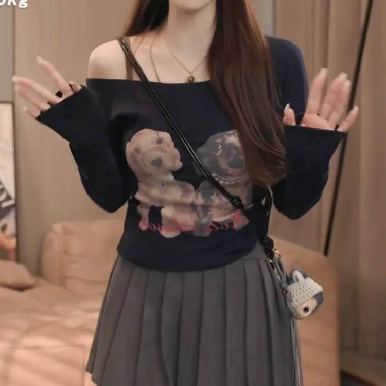 2025秋季新款设计感修身型斜领长袖印花修身型T恤内搭女LK2506109