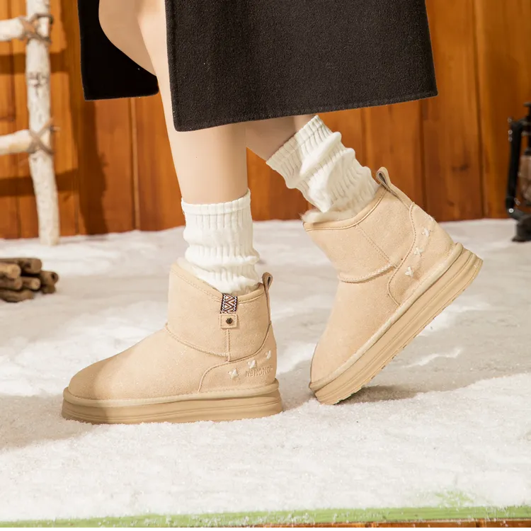 526NB 保暖冬季羊毛一体短筒时尚雪地靴女休闲可爱磨砂皮短靴防滑