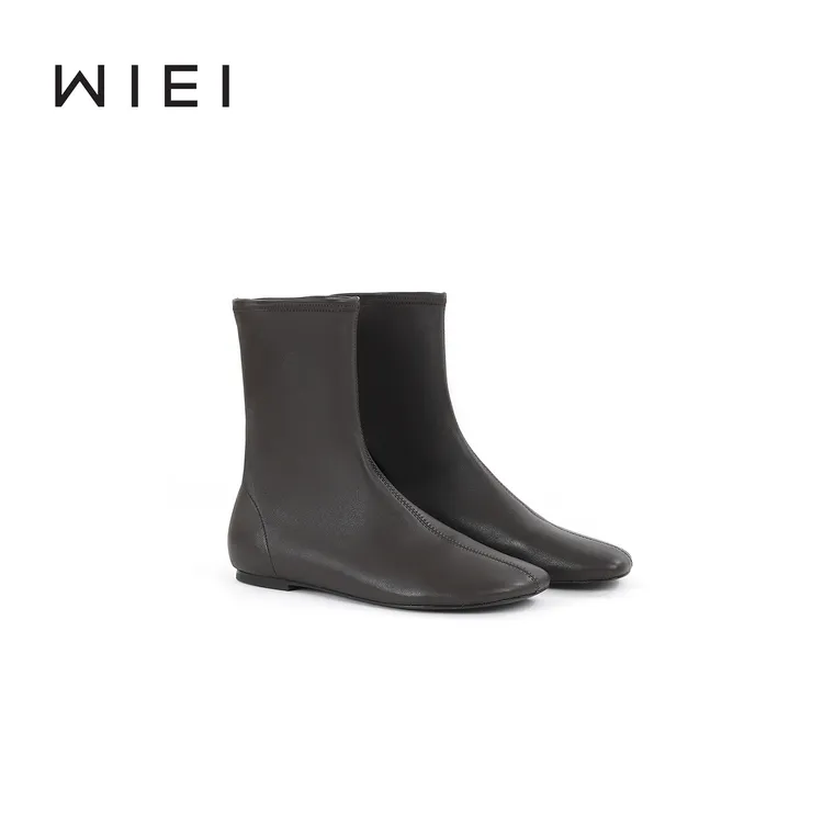 《WI EI》弹力靴*羊皮鸭嘴形圆头平底中筒时装袜靴W25211057