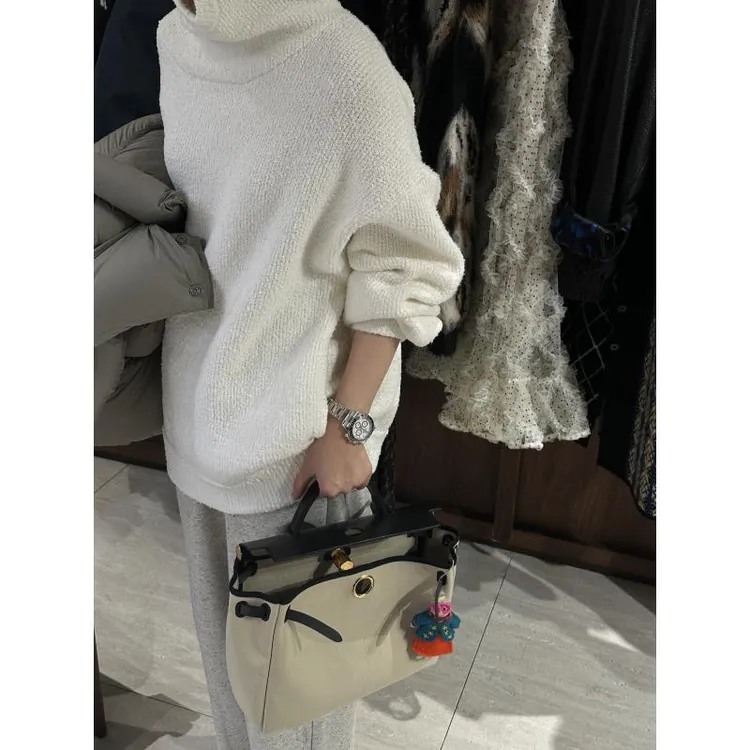 白色廓形高领带帽毛衣 J25MY172