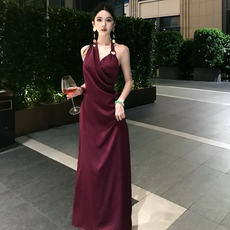 出席重要场合的穿搭复古红色挂脖连衣裙醋酸缎面高级感收腰礼服裙