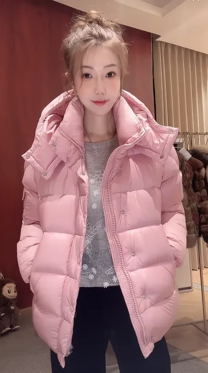 DEDM•STUDIO/冬季气质轻奢保暖直充连帽鹅绒羽绒服2509YRF/908