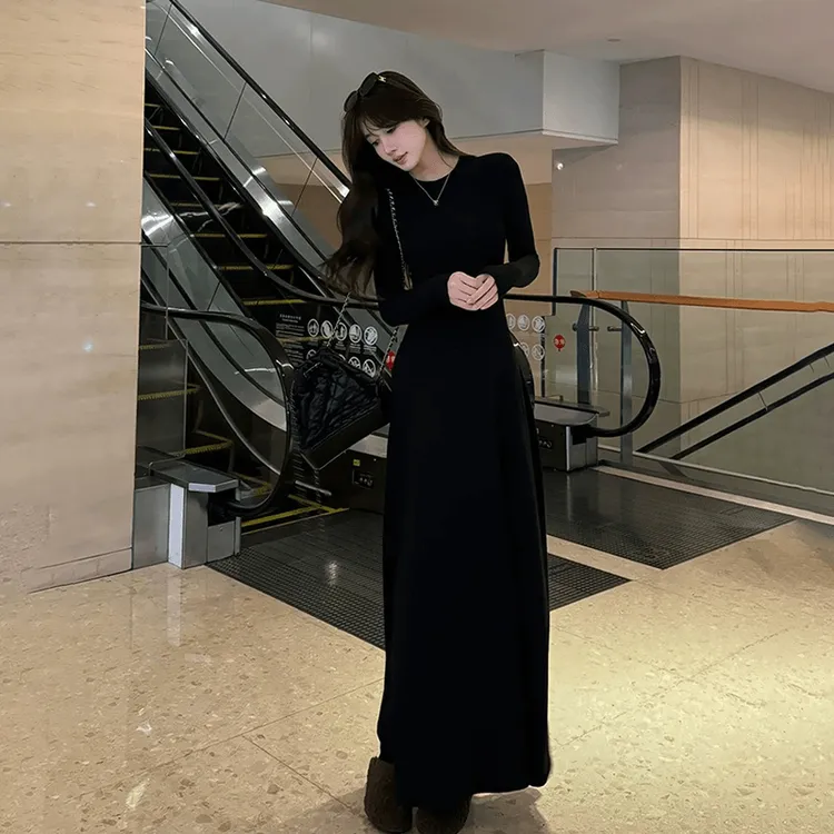 秋冬新款黑色长袖打底连衣裙子女秋季高级感气质收腰修身内搭长裙