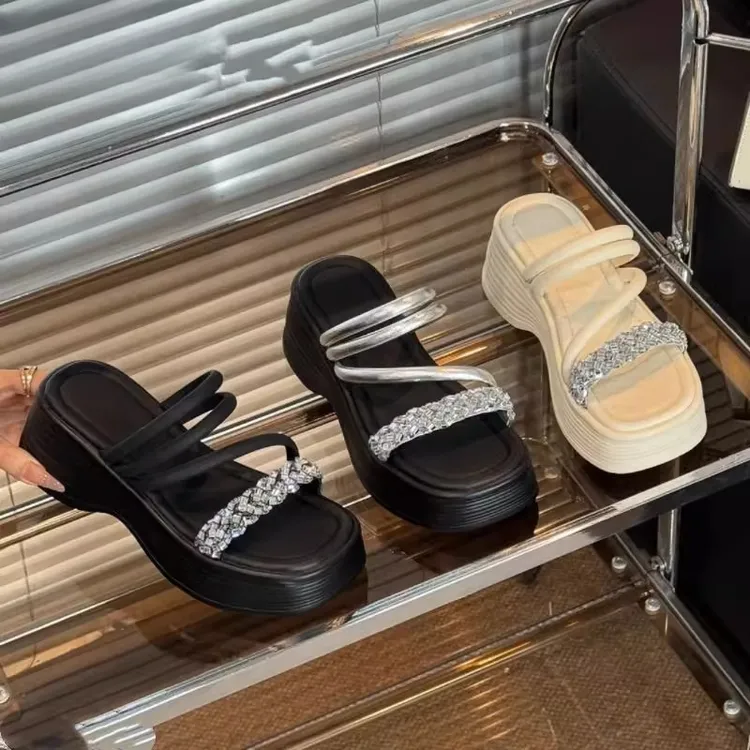 携夫人百搭沙滩鞋小众外穿松糕厚底两穿凉鞋2025夏季增高一字拖鞋