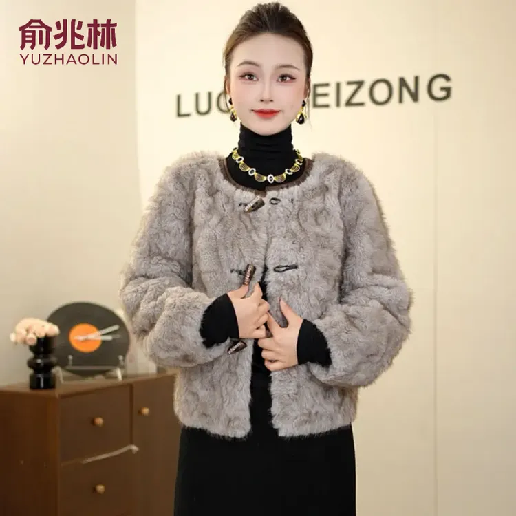 俞兆林2025秋冬新款加厚轻奢小香风马蹄袖牛角扣皮毛一体洋气外套