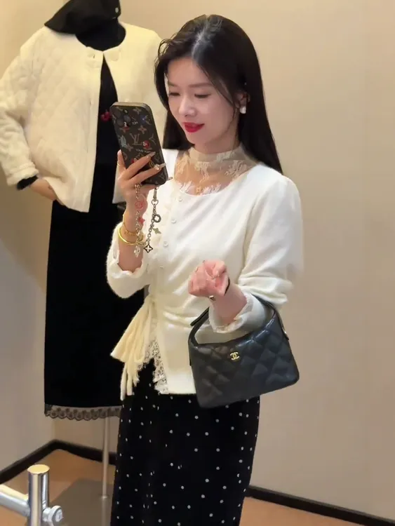 韩系设计感蕾丝拼接长袖针织衫女2025秋冬新款修身显瘦打底衫上衣