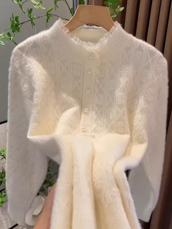 秋冬加厚款蕾丝拼接常规袖软糯毛针织衫女保暖提花拼接冬季7688