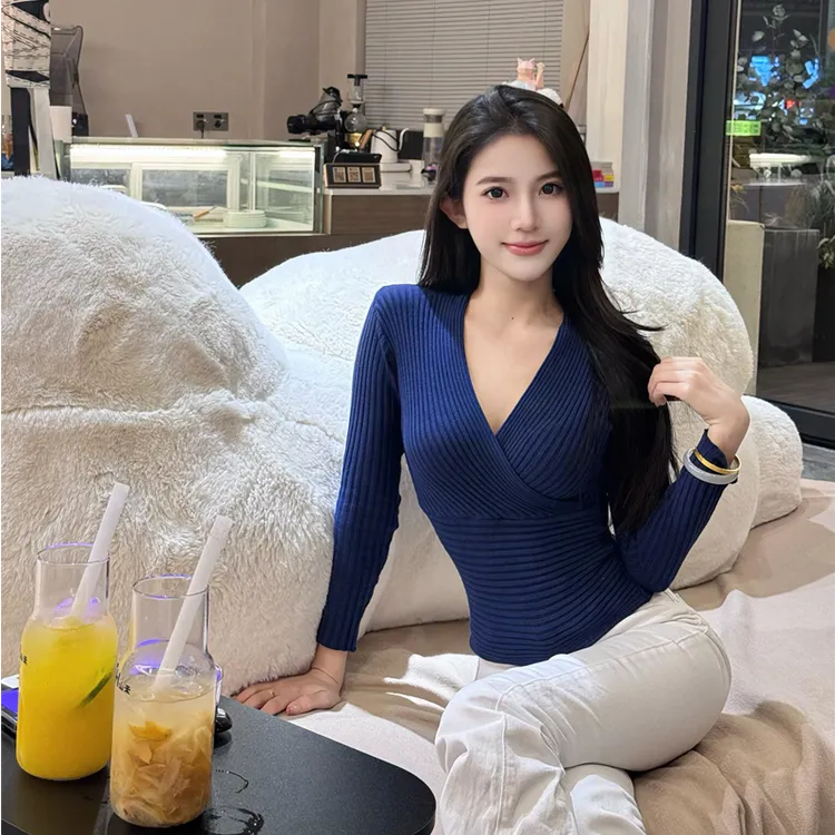 女人味十足性感V领螺纹针织衫女内搭纯欲短款上衣打底衫紧身毛衣