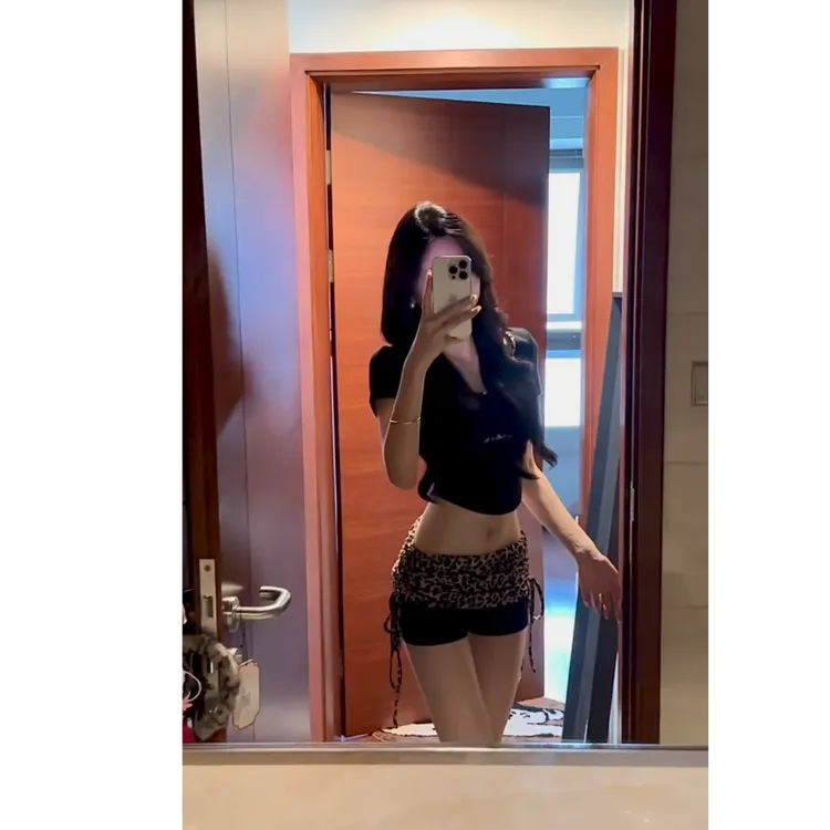 纯欲辣妹显瘦黑色拼接短上衣+低腰抽褶绑带短裤两件套装