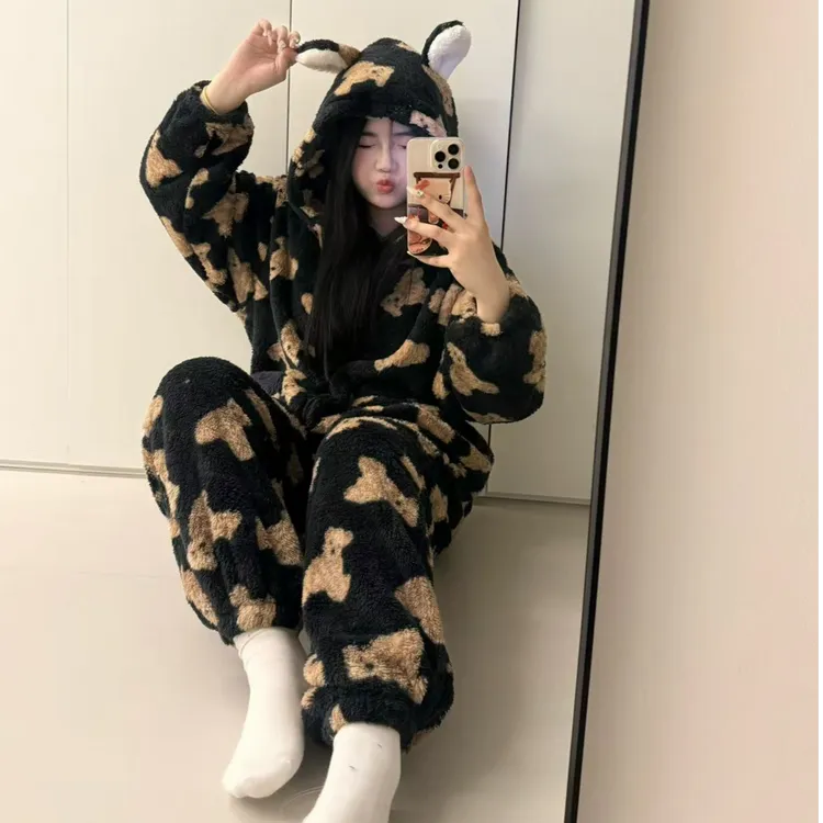 大码冬天小熊睡衣女款秋冬季珊瑚绒加绒加厚连体休闲慵懒风家居服