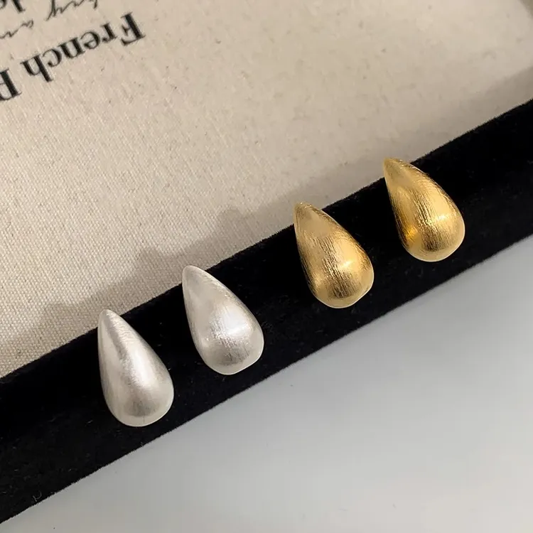 铜合金耳饰 2026年小众设计感金属拉丝小水滴豆豆耳钉时髦耳环女