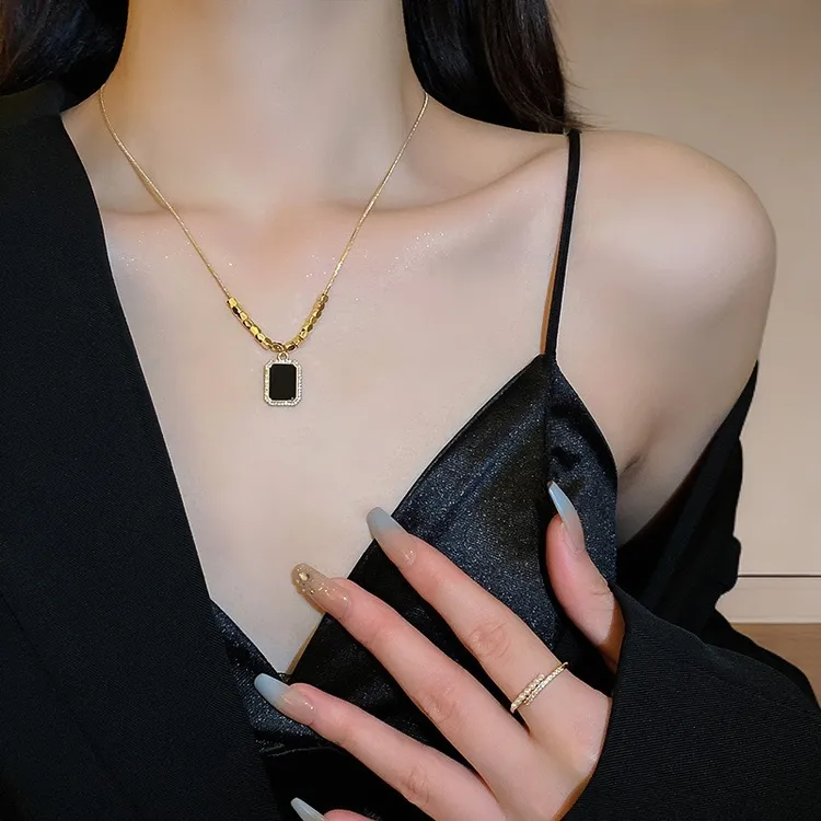 钛钢项链 镀K金 时尚高级感黑色方牌轻奢毛衣链明星爆款秋冬新款