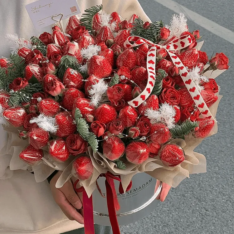 情人节草莓抱抱桶鲜花水果混搭速递同城北京上海生日送草莓花束
