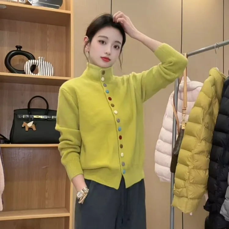 2025秋冬新款设计感单排彩扣温柔软糯针织开衫撞色上衣