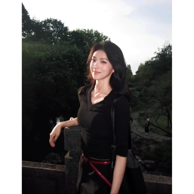 辣妹风正肩V领黑色T恤女装黑色阔腿高腰百搭显瘦垂感直筒裤俩件套