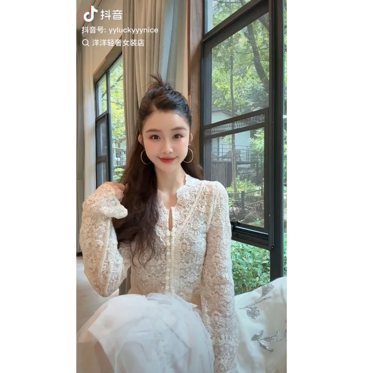 蕾丝上衣轻奢高级感白色V领修身打底衫2025秋季新早秋开衫YY70666