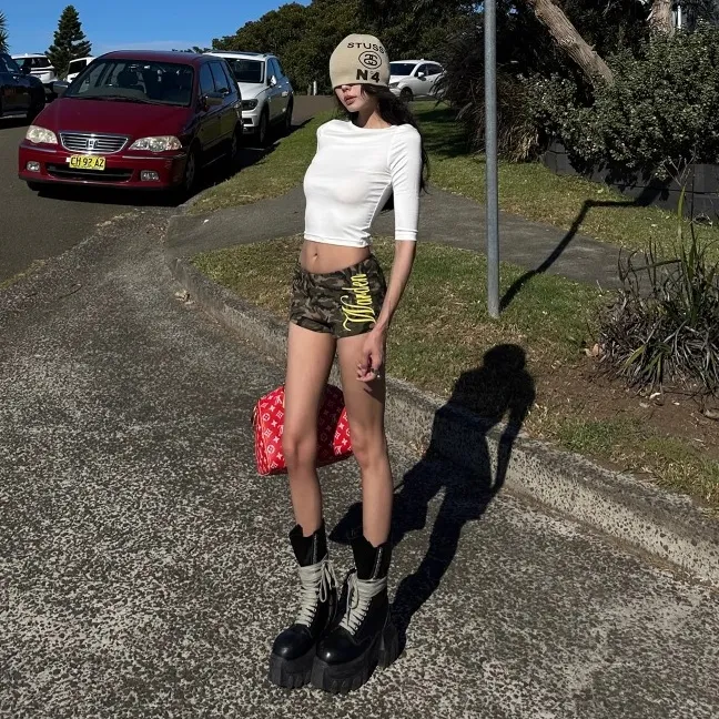 辣妹白色短袖T恤女夏季2025新款修身收腰纯欲显身材半袖正肩上衣