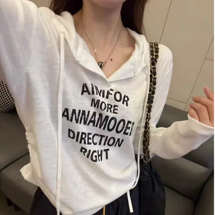 早秋新款洋气修身褶皱显瘦字母印花抽绳连帽长袖T恤女洋气衣服女