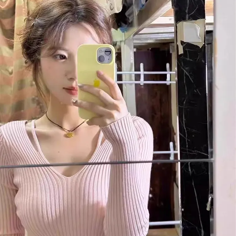 韩系甜辣妹纯欲粉色V领针织衫女早春内搭打底衫别致绝美修身上衣