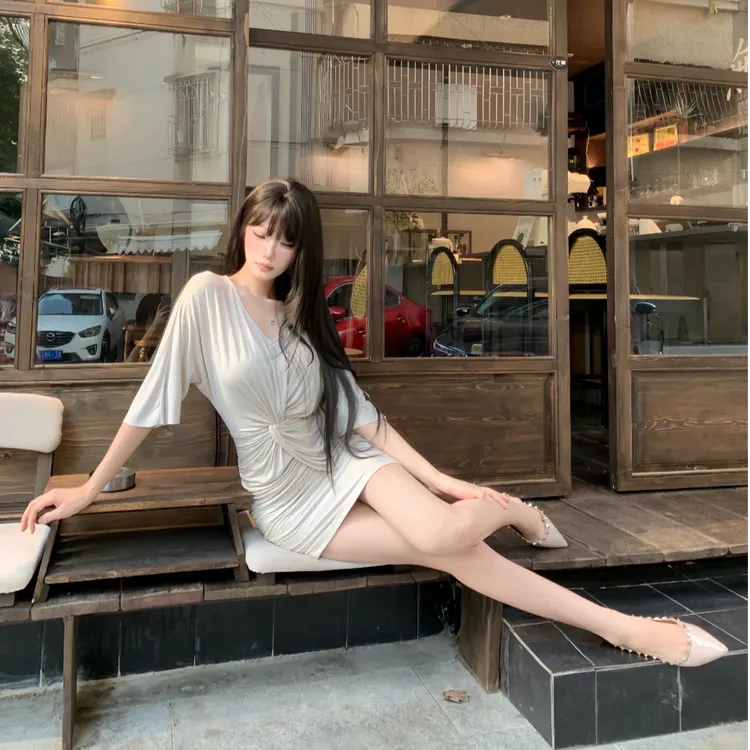 2025秋季新款纯欲风v领连衣裙女褶皱扭结半袖修身收腰包臀短裙潮