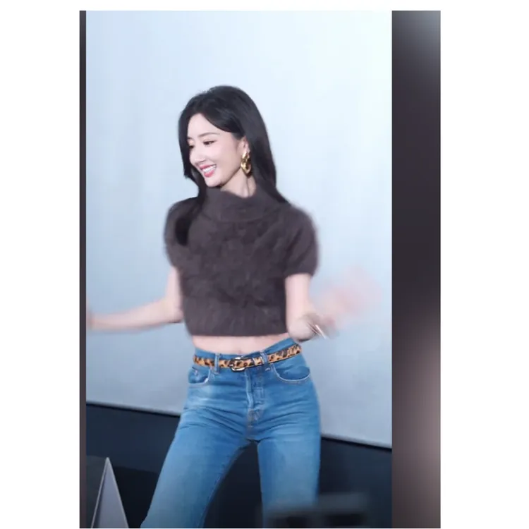 晓彤同款高级感复古气质软糯毛衣上衣配显瘦牛仔裤2025新款套装女