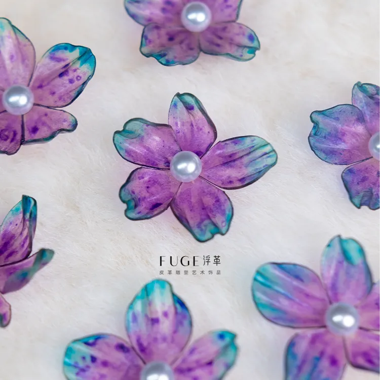 钛钢仿珍珠胸针 chic风极简紫荆花胸针手工皮雕塑胸针扣蓝紫色