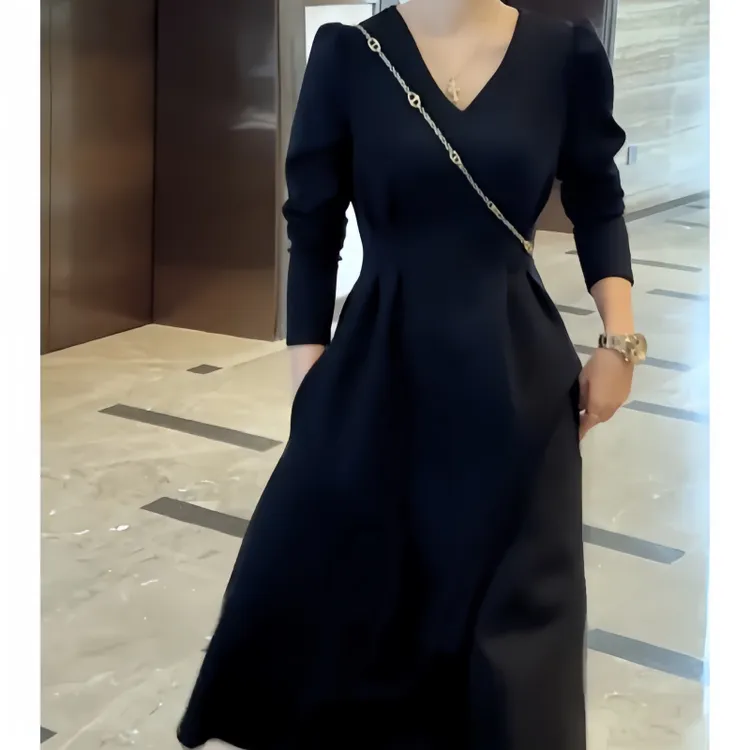 法式轻奢风优雅风连衣裙设计感小黑裙子V领显瘦收腰百搭中长裙子