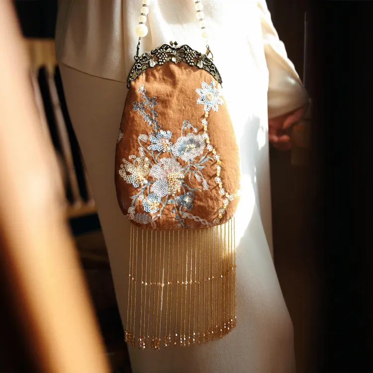 【花园】刺绣钉珠丝绒手工串珠流苏手机包晚宴包随身包手提精致女包