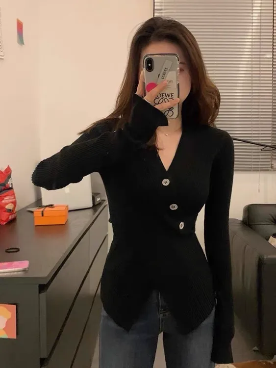 显瘦纸片人V领A4腰针织毛衣女2025秋冬新款高级感打底衫内搭上衣