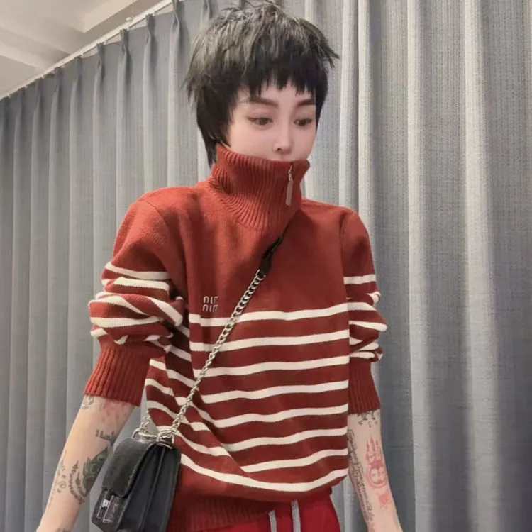 潮流款欧姐家红色条纹半拉链毛衣