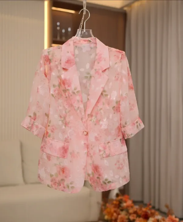 【桃之夭夭】2025夏季现款气质优雅百搭时尚玫瑰剪花外套