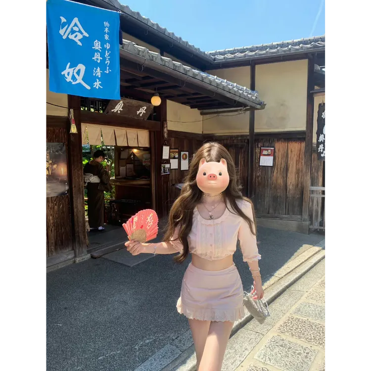 【京都假日】韩系甜美少女2025秋季舒适透气蕾丝衬衫配显瘦短裙套装