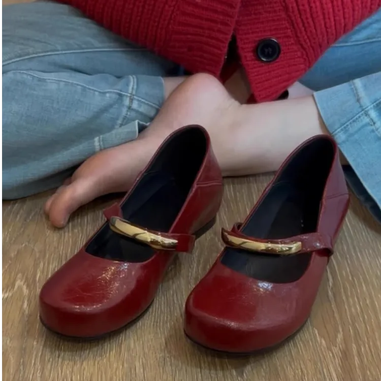羊皮版~百搭红色浅口内增高小单鞋女金属扣圆头设计软皮玛丽珍鞋