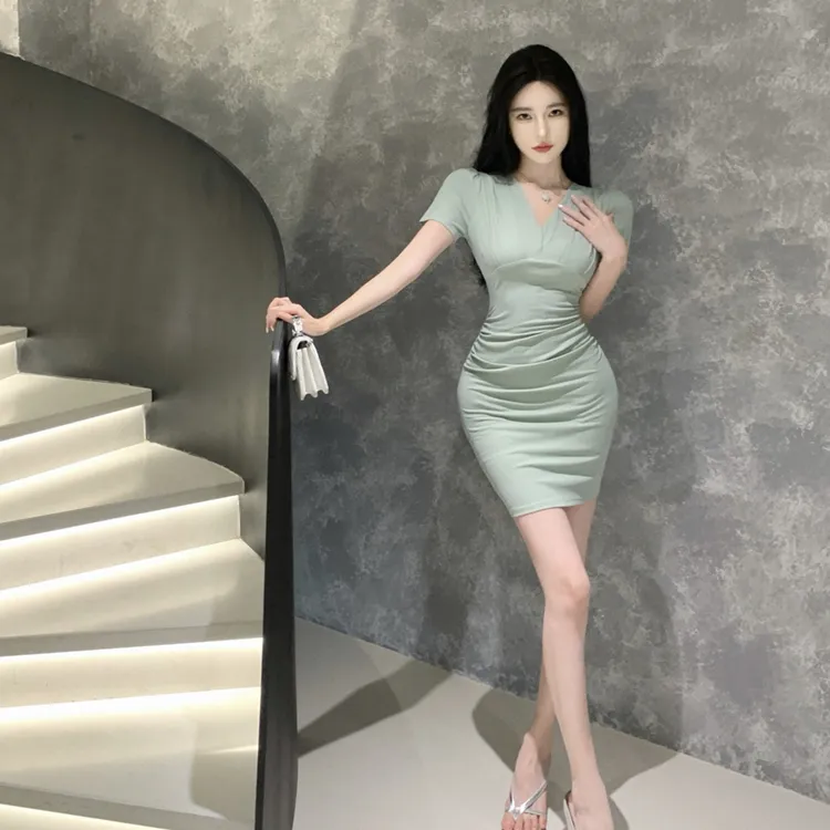 夏季新款法式复古纯欲辣妹性感V领高级感减龄褶皱收腰包臀连衣裙