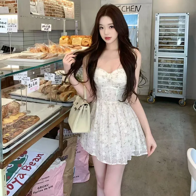 法式高级感气质修身显瘦吊带连衣裙时尚小众复古设计感显瘦短裙