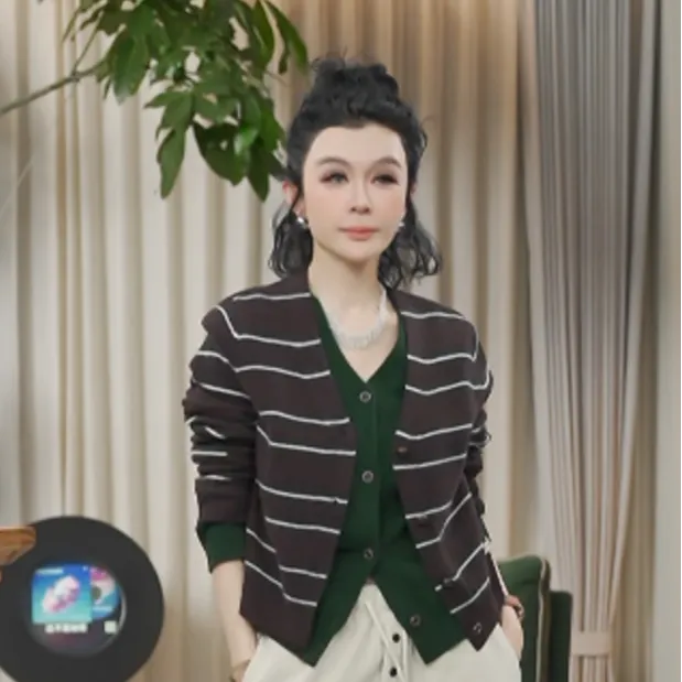 100%羊毛复古假两件撞色条纹减龄V领长袖针织开衫Ss061