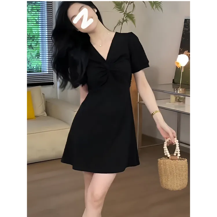 法式v领赫本风小黑裙短袖a字连衣裙2025新款女夏季收腰显瘦短裙子