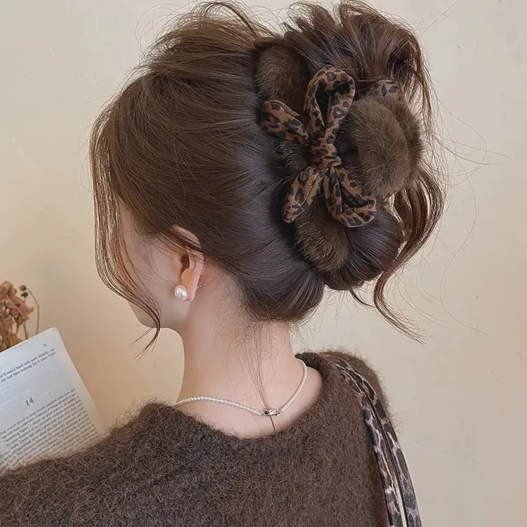 豹纹蝴蝶结毛绒抓夹女秋冬高级感盘发夹2025新款鲨鱼夹后脑勺发饰