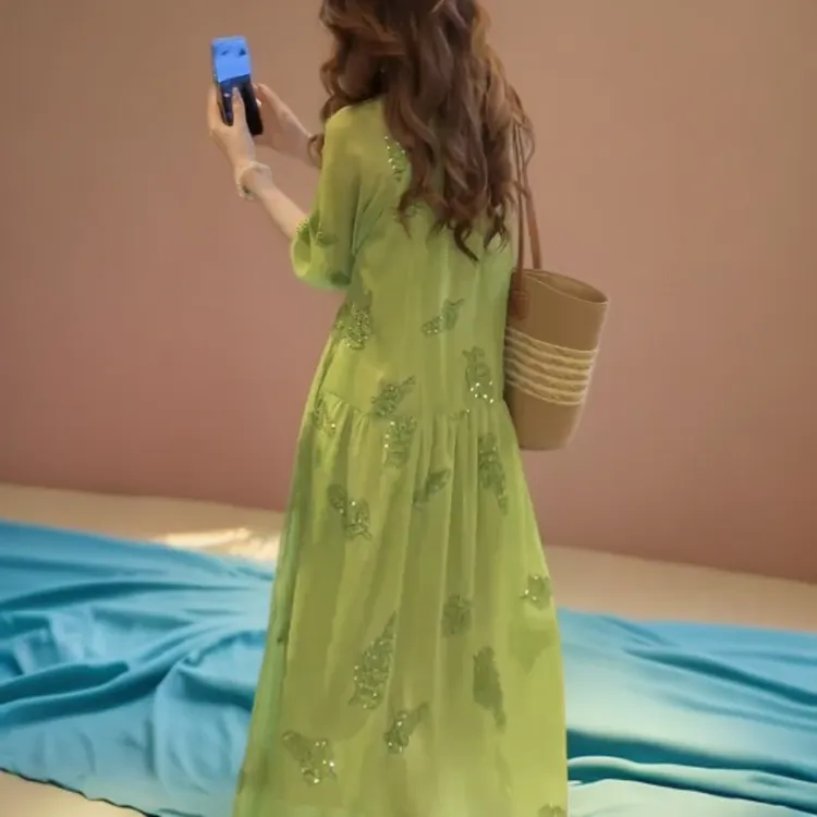 新款时尚轻奢气质刺绣连衣裙碎花显瘦夏季复古法式小众长款收腰