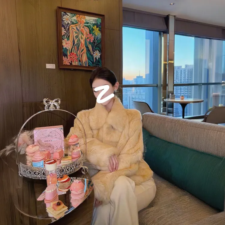 “北欧清晨”2025秋冬新款原创时尚潮流双色兔毛短款皮草外套