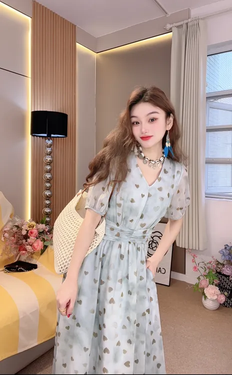 2025夏爱心设计感小清新V领显白气质高腰显瘦静奢风洋气女连衣裙